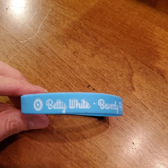 FREE - Julien's auctions 2022 Betty White Beverly Hills bracelet / wristband - Picture 5 of 7